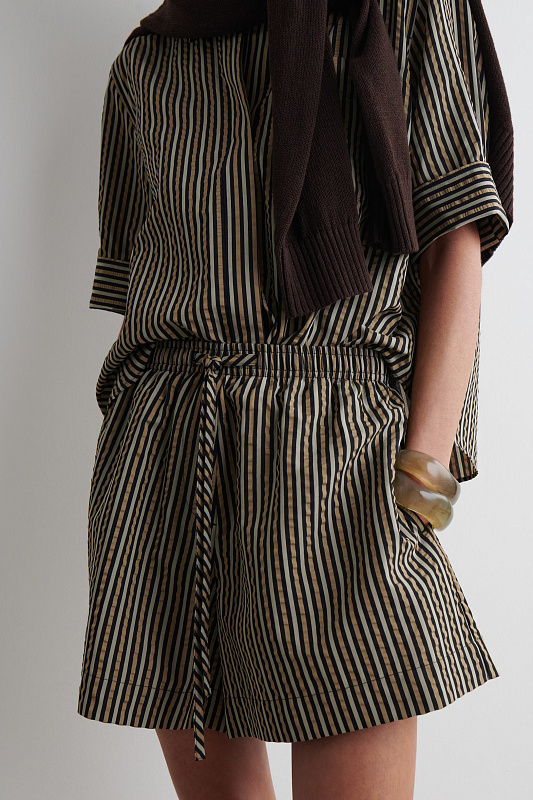 Полосатые шорты из сирсакера COS Полосатые шорты из сирсакера COS