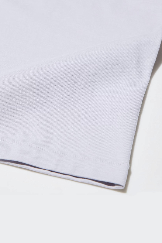 Футболка с V-образным вырезом UNIQLO Футболка с V-образным вырезом UNIQLO