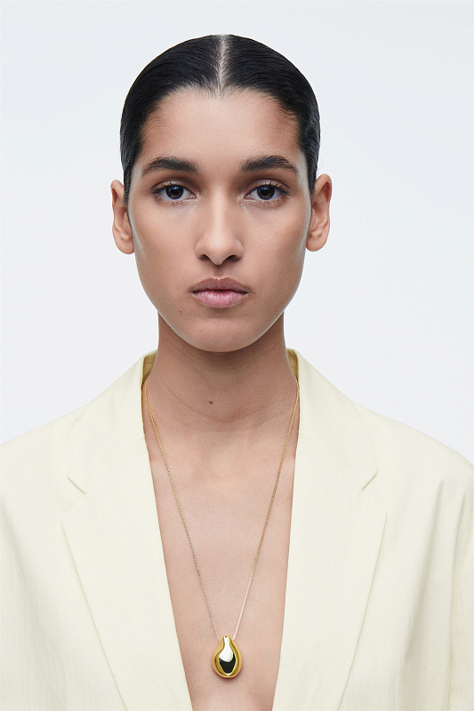 Ожерелье с подвеской COS Ожерелье с подвеской COS