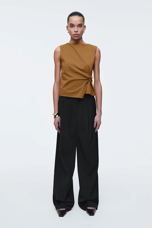 Топ с кручеными деталями COS Топ с кручеными деталями COS