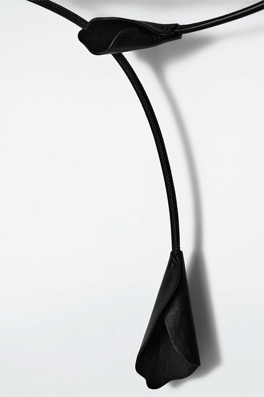 Кожаный ремень с цветочными элементами COS Кожаный ремень с цветочными элементами COS